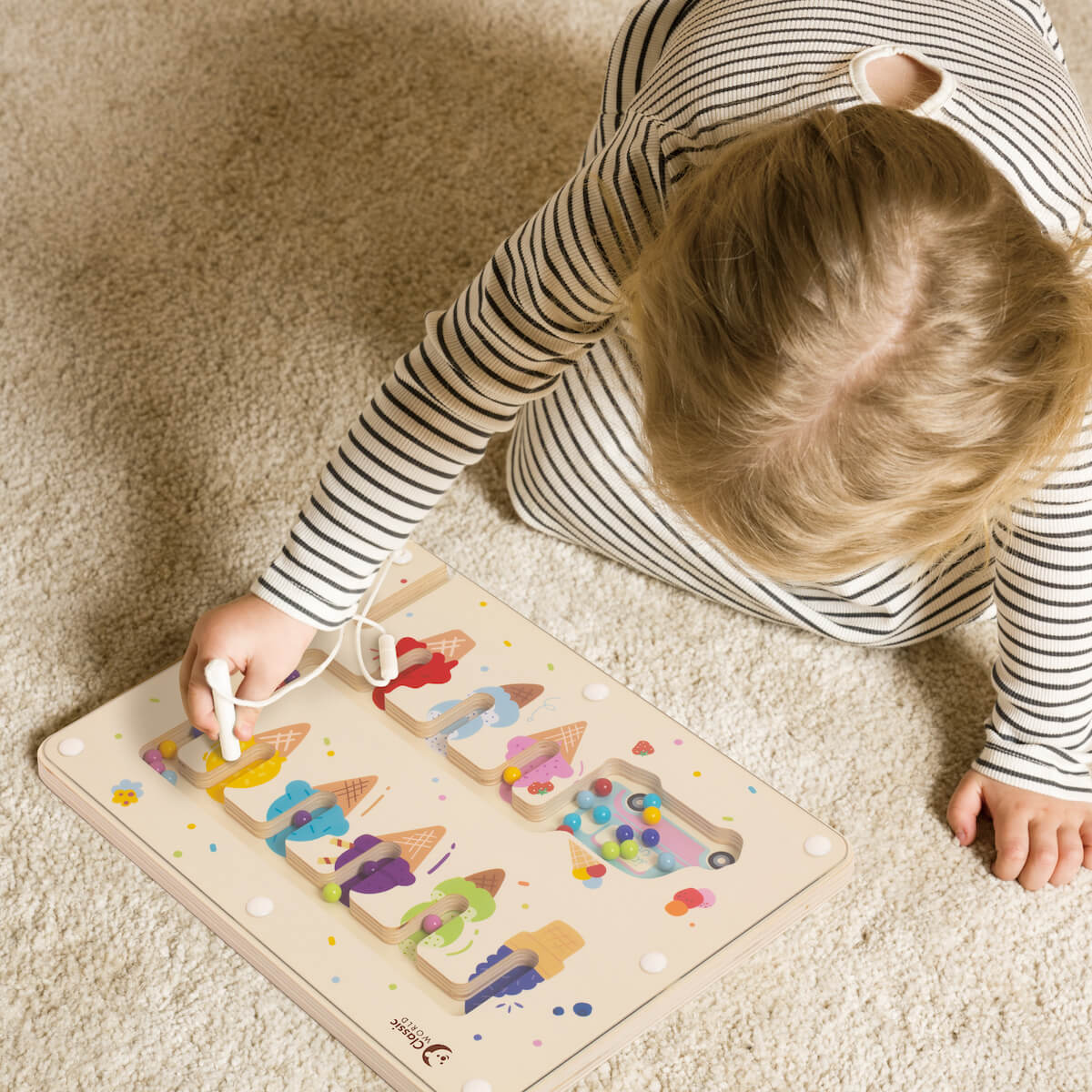 Niña jugando con Laberinto Magnético Helados de Classic World