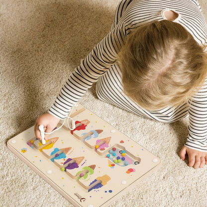 Niña jugando con Laberinto Magnético Helados de Classic World