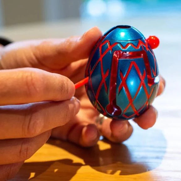 Niño guiando la varita a través del laberinto del huevo Smart Egg, juego de ingenio para llevar de viaje