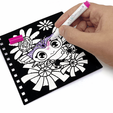 Niña pintando el libro de terciopelo negro  Nebulous Stars con diseños sin colorear
