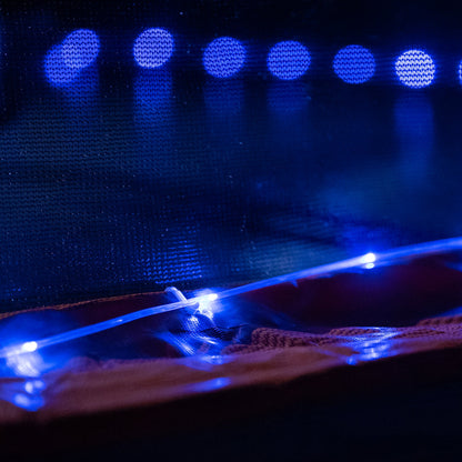 Detalle de la tira LED Brightz fijada con clips al borde de la base de la cama elástica
