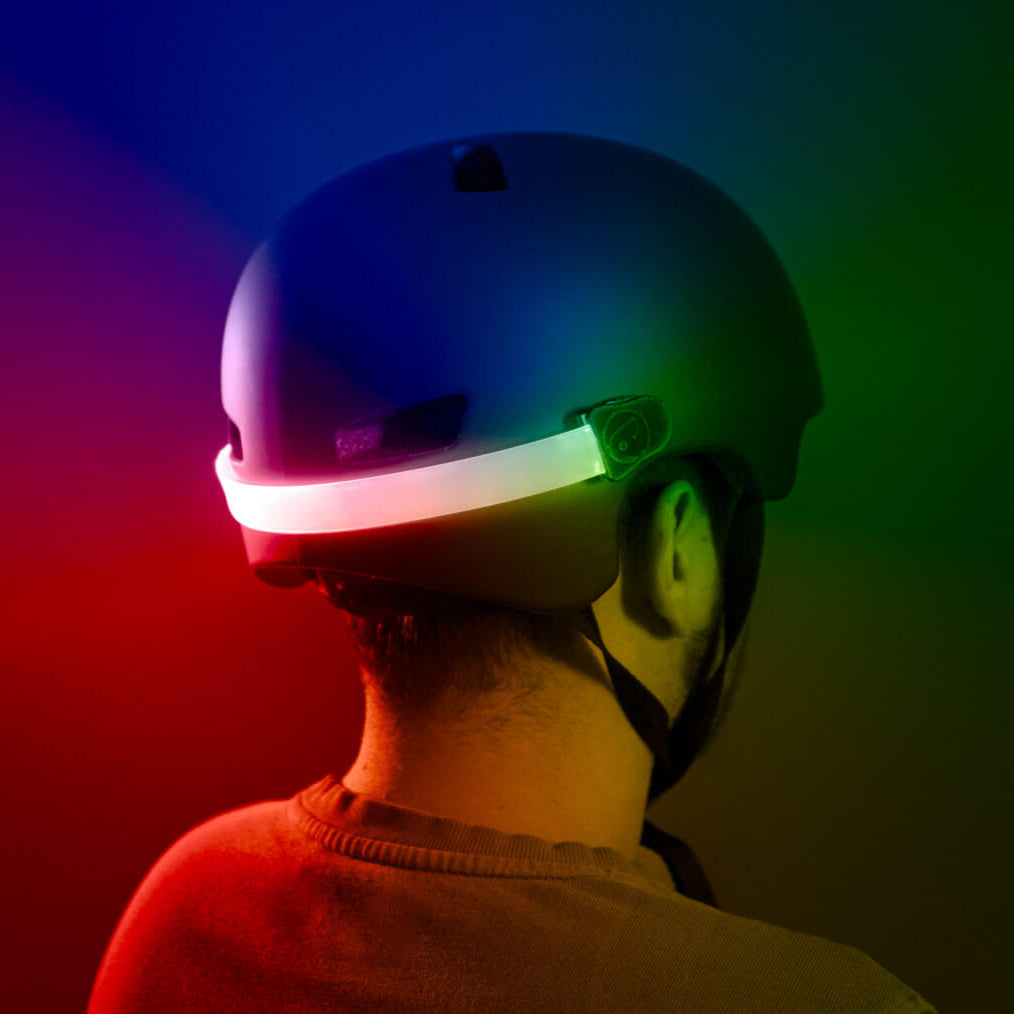 Luz LED multicolor RGB para casco de bicicleta Brightz encendida vista trasera