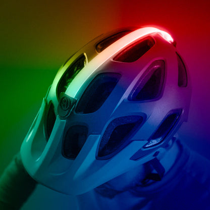 Detalle de la tira de luz RGB Brightz fijada en la parte trasera de un casco con efecto multicolor