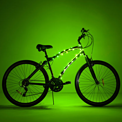 Bicicleta completa con luz LED Brightz en el cuadro encendida sobre fondo verde