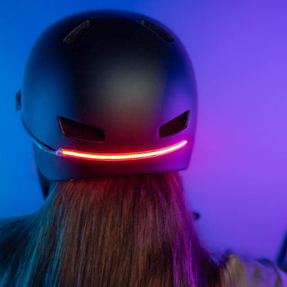 luz LED roja para casco de bicicleta Brightz encendida vista trasera