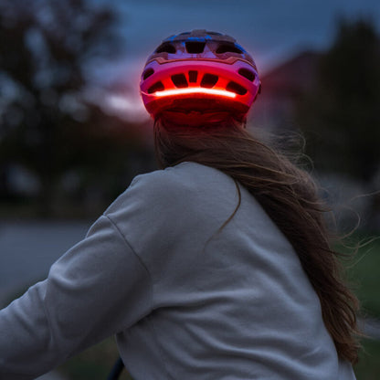 Detalle de la tira de luz roja Brightz fijada en la parte trasera de un casco