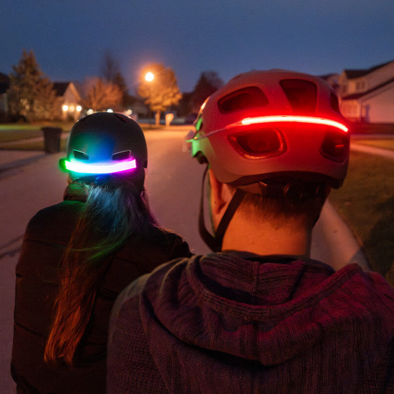 Ciclista con casco de luz roja Brightz y ciclista con luz multicolor para casco de bicicleta