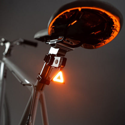 Detalle del diseño triangular de la luz trasera LED Brightz con luz amarilla encendida