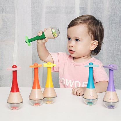 bebé jugando con maraca de madera para bebé Classic World