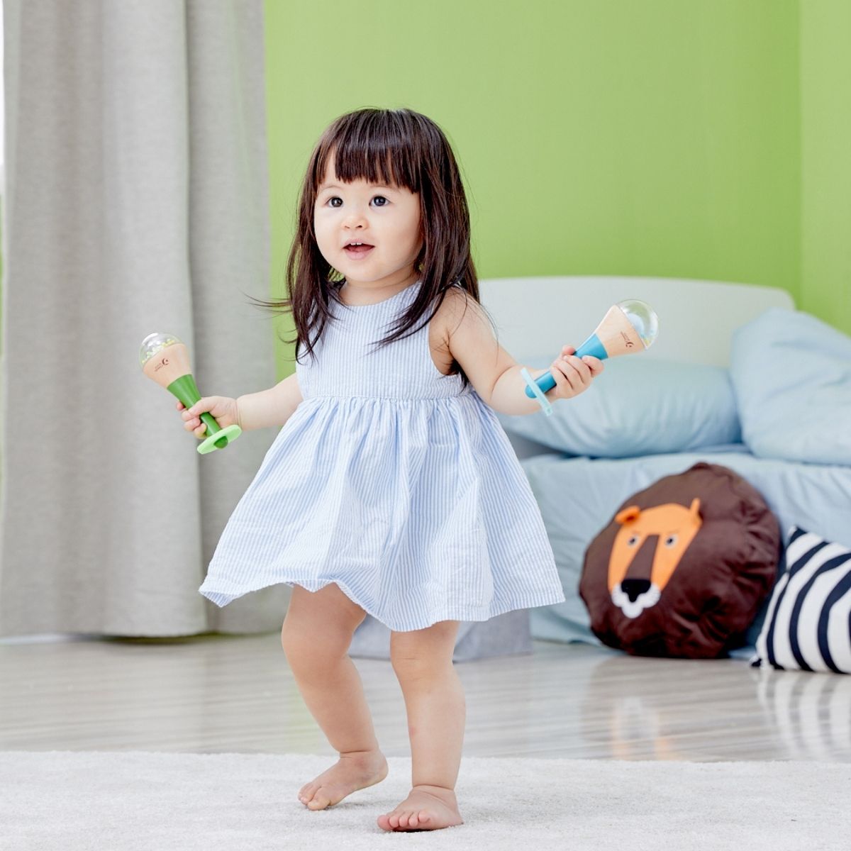 niña jugando con maracas de madera de classic world