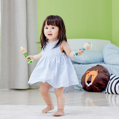 niña jugando con maracas de madera de classic world