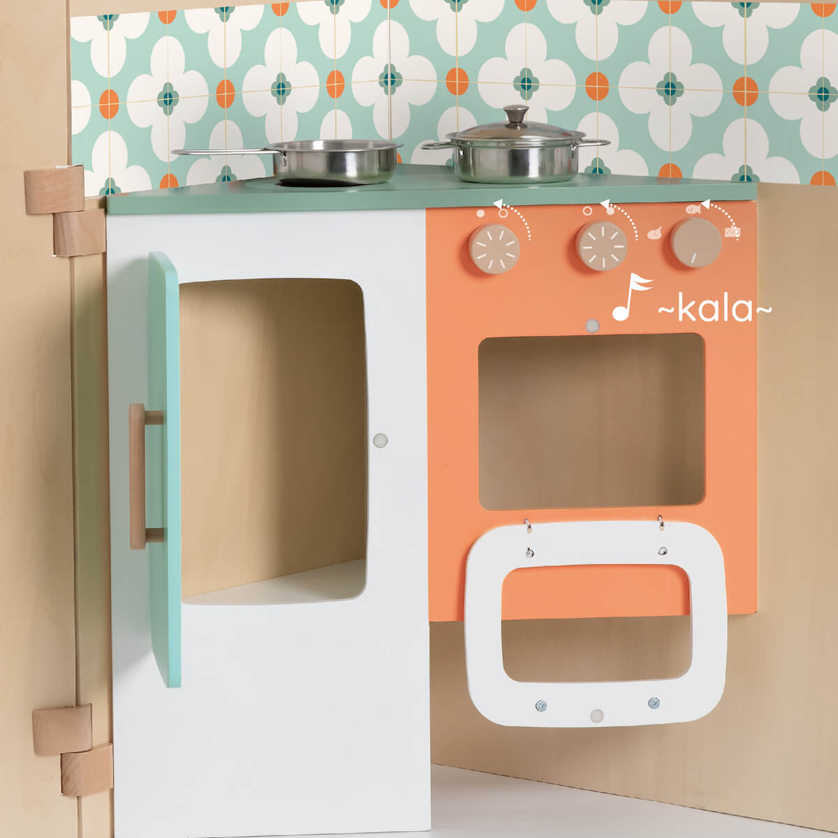 Detalle de la cocina de Mi Pequeño Hogar Classic World con cacerolas metálicas en la vitrocerámica