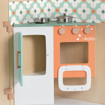 Detalle de la cocina de Mi Pequeño Hogar Classic World con cacerolas metálicas en la vitrocerámica