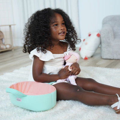 niña jugando con mi primera muñeca de tela blandita Love Stella Manhattan Toy con capazo verde
