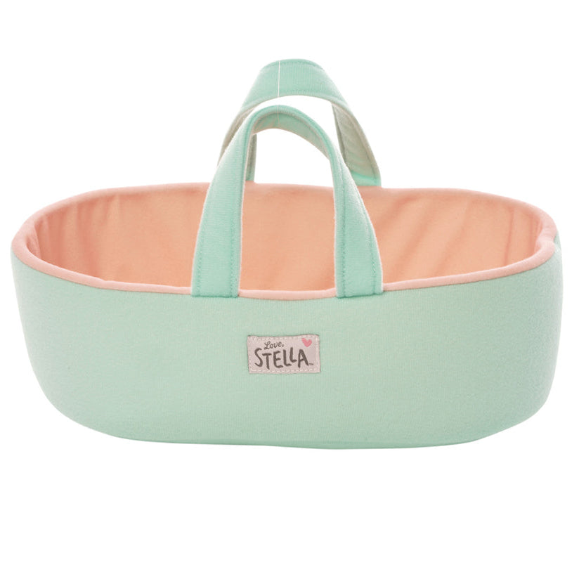 detalle del capazo verde de mi primera muñeca de tela blandita Love Stella para bebés a partir de 0 meses
