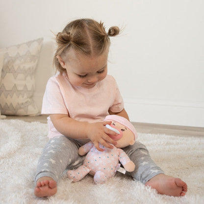 niña jugando con muñeca de tela para bebés desde 0 meses Love Stella Manhattan Toy

