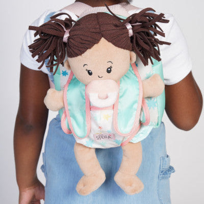 niña con mochila portabebés Love Stella con muñeca sujeta al frente
