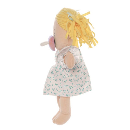 vista lateral de la muñeca Love Stella Peach con coletas con chupete magnético Manhattan Toy
