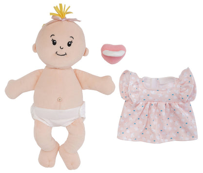 detalle de ropa extraíble con velcro y pañal de la muñeca Peach con mechón rubio
