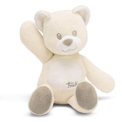 Detalle del bordado facial del peluche oso Trudi en color marfil para recién nacidos