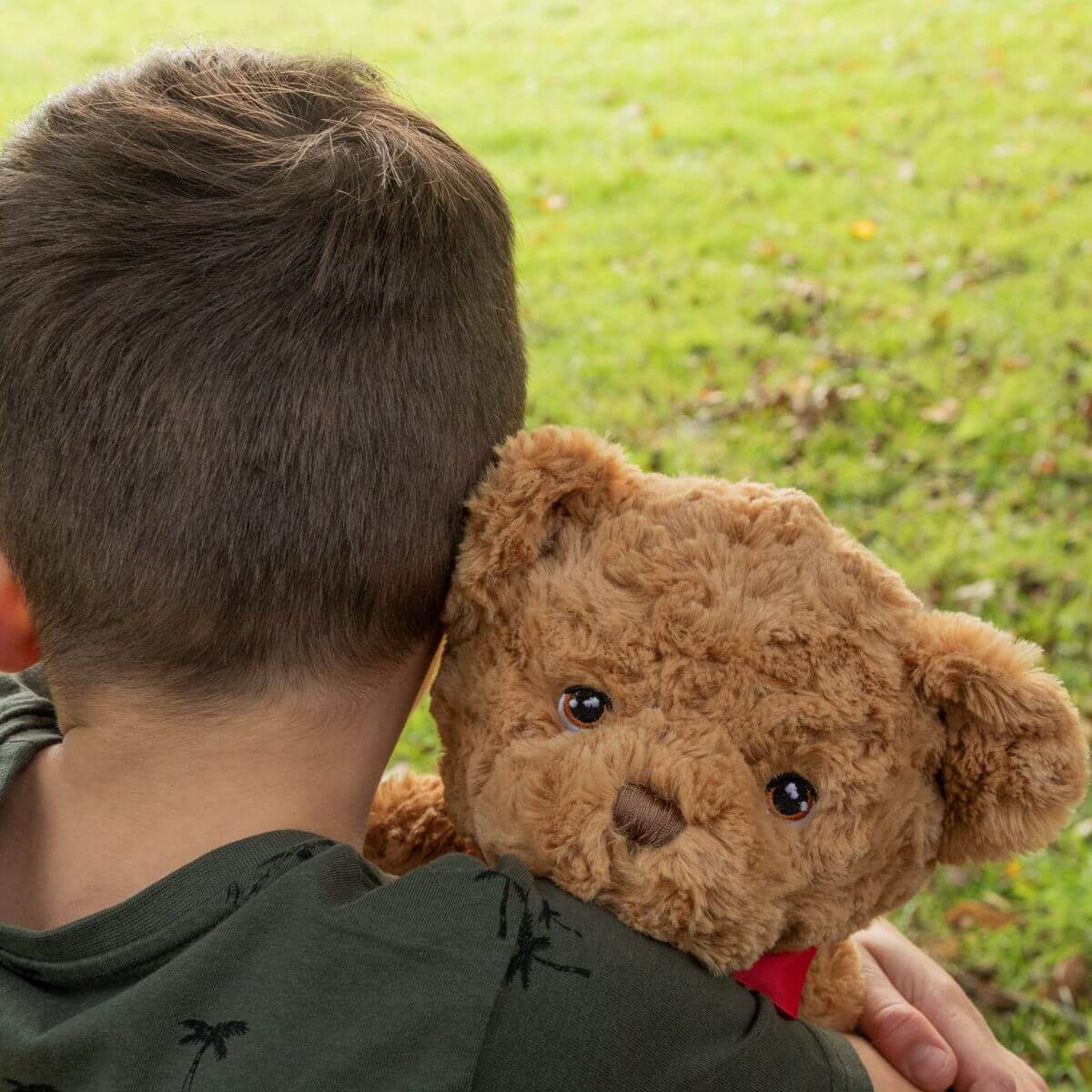 Oso de peluche con lazo rojo