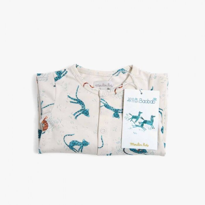 detalle de la etiqueta del pijama de algodón para bebés blanco con guepardos de Moulin Roty
