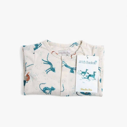 detalle de la etiqueta del pijama de algodón para bebés blanco con guepardos de Moulin Roty

