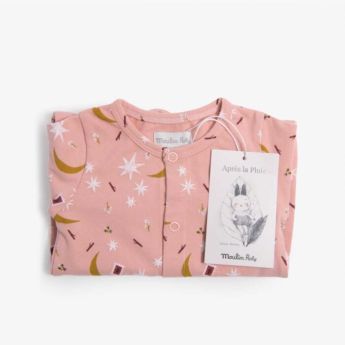 detalle de la etiqueta del pijama de algodón para bebés de color rosa con estrellas de Moulin Roty
