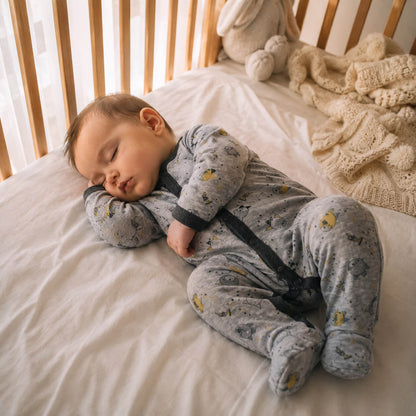 bebé durmiendo con pijama de algodón Moustaches de color gris de Moulin Roty