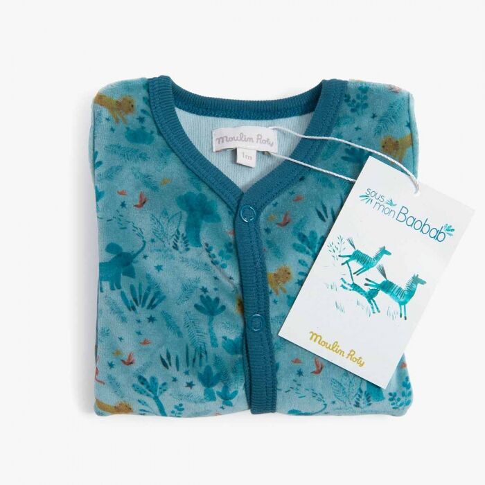 Detalle de la etiqueta del pijama de terciopelo azul Moulin Roty para bebés