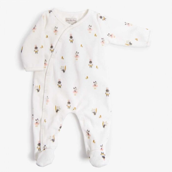 Pijama de terciopelo para bebé blanco con estampado de gatos y conejos, vista frontal

