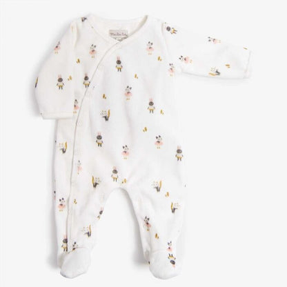 Pijama de terciopelo para bebé blanco con estampado de gatos y conejos, vista frontal
