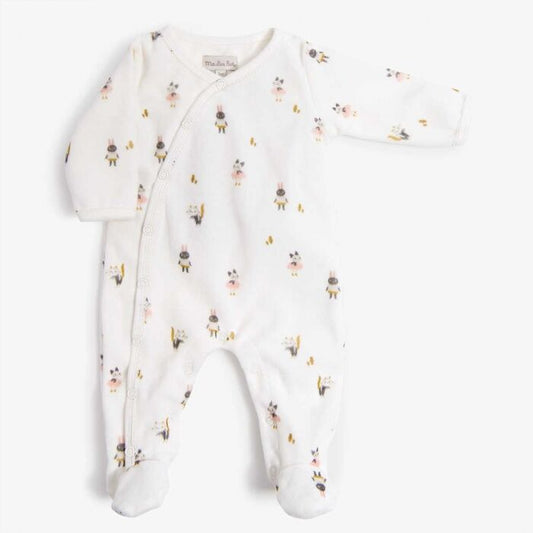 Pijama de terciopelo para bebé blanco con estampado de gatos y conejos, vista frontal
