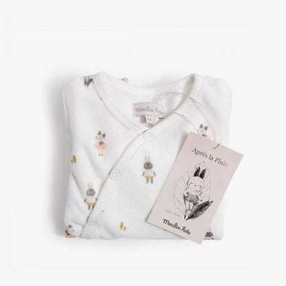 Detalle del estampado de personajes animales en pijama de terciopelo blanco Moulin Roty
