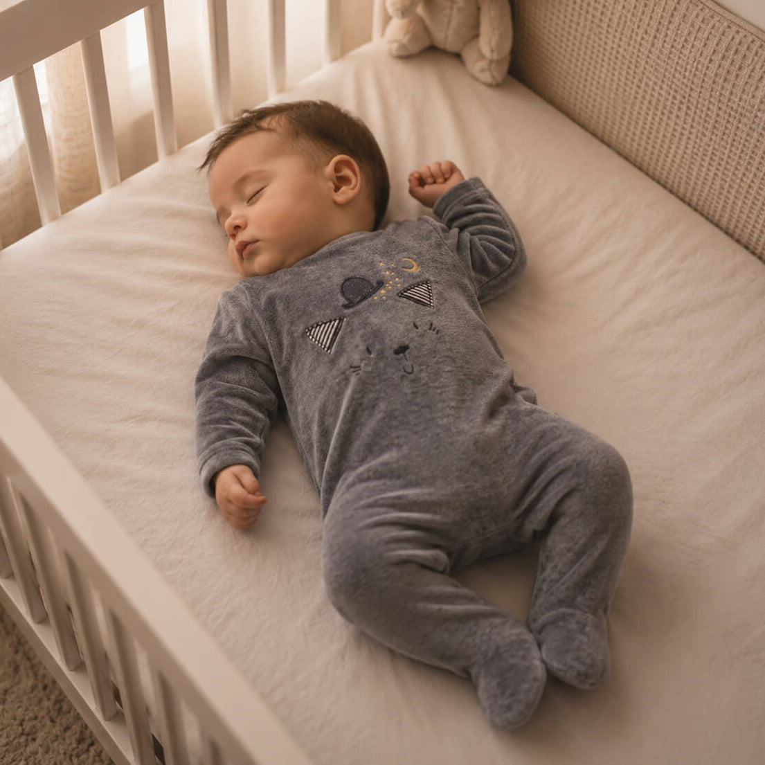 bebé durmiendo con Pijama de terciopelo para bebé gris con cara de gato bordada, vista frontal