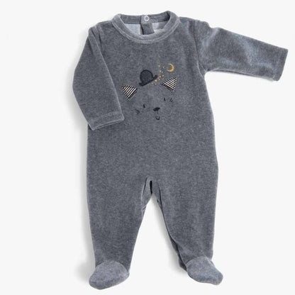 Pijama de terciopelo para bebé gris con cara de gato bordada, vista frontal