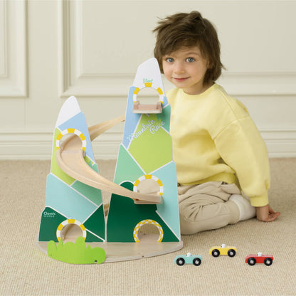niño jugando con rampa de coches de madera Mountain Race Classic World con tres niveles y tres coches