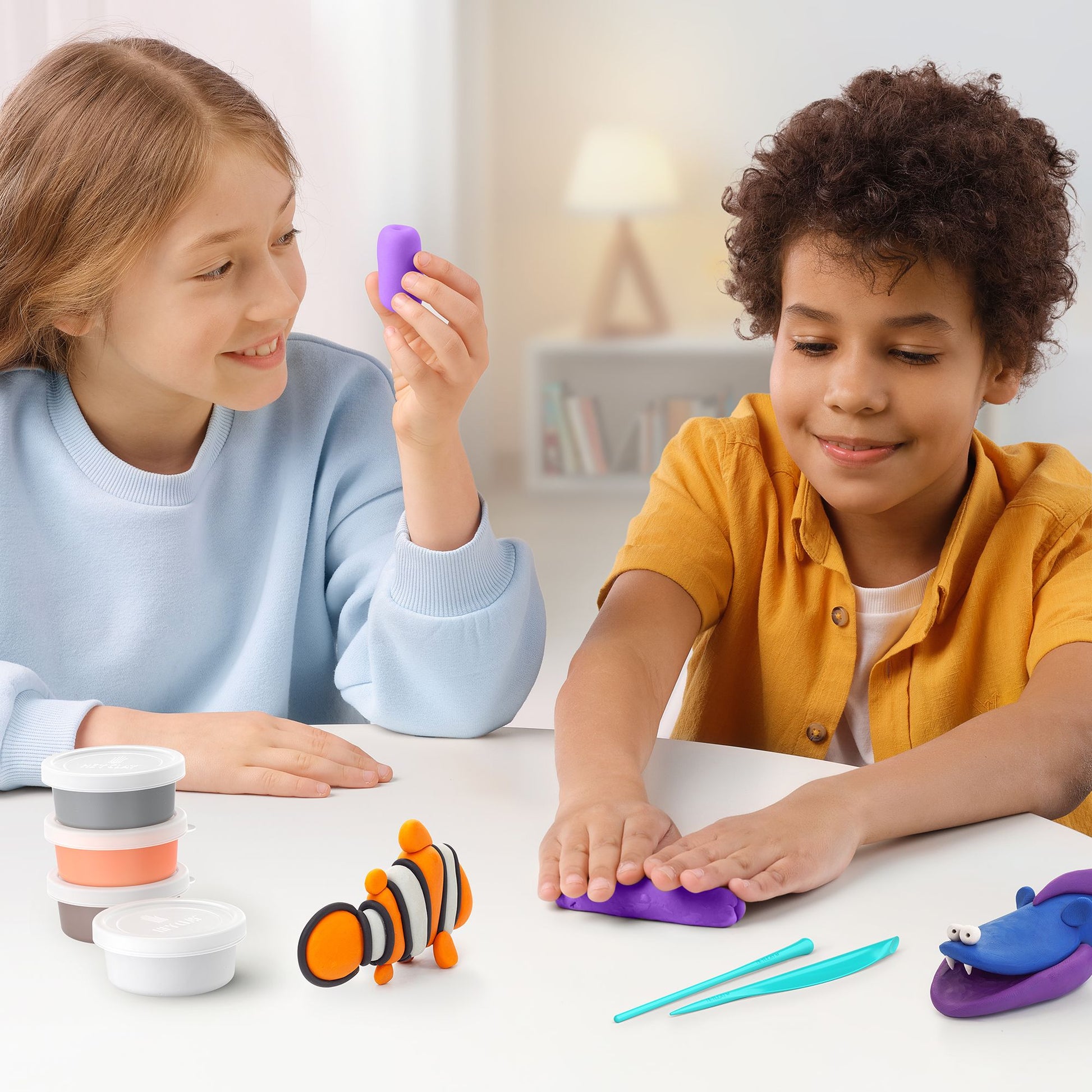 Niños moldeando plastilina interactiva pez payaso hey clay