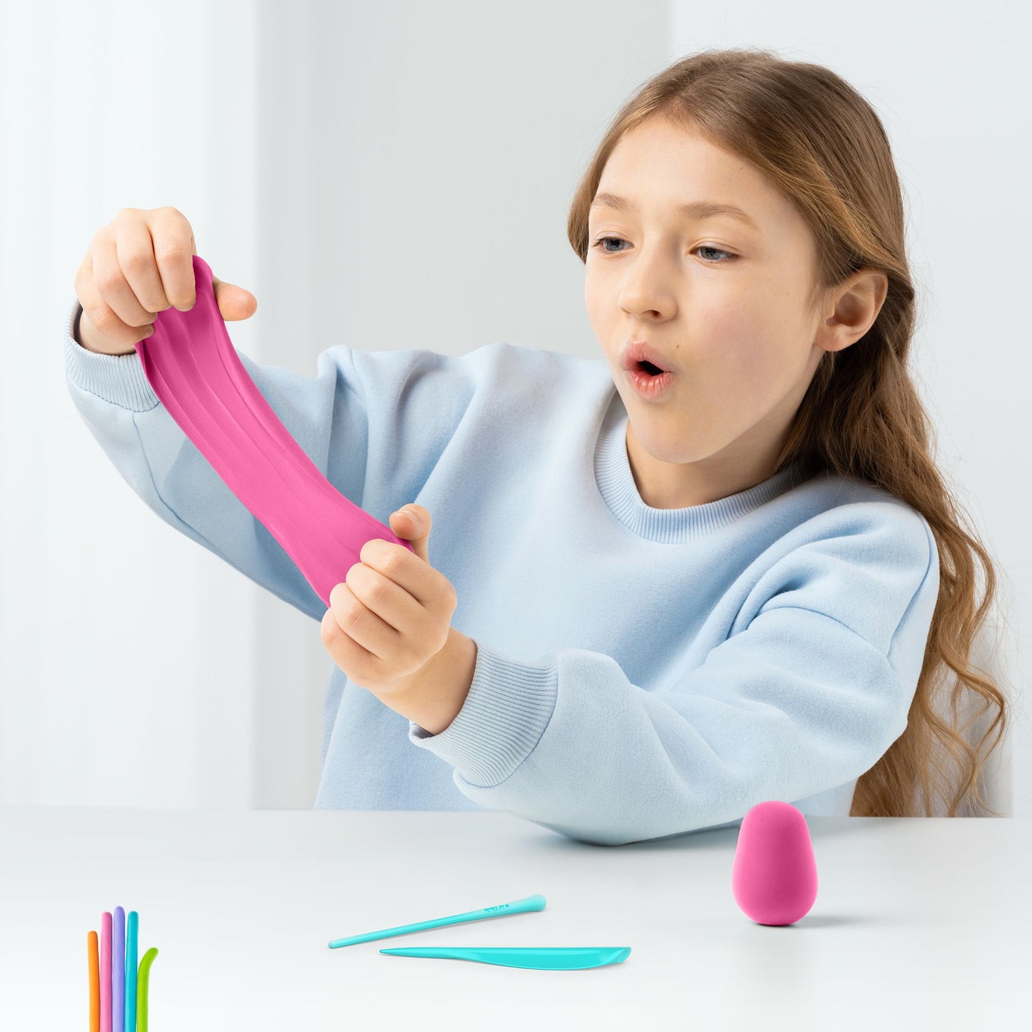 niña modelando plastilina interactiva Hey Clay triceratops