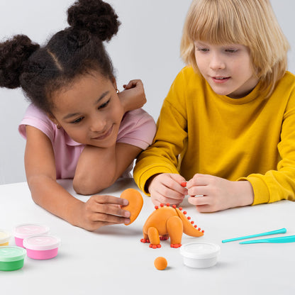 niños modelando plastilina Hey Clay triceratops