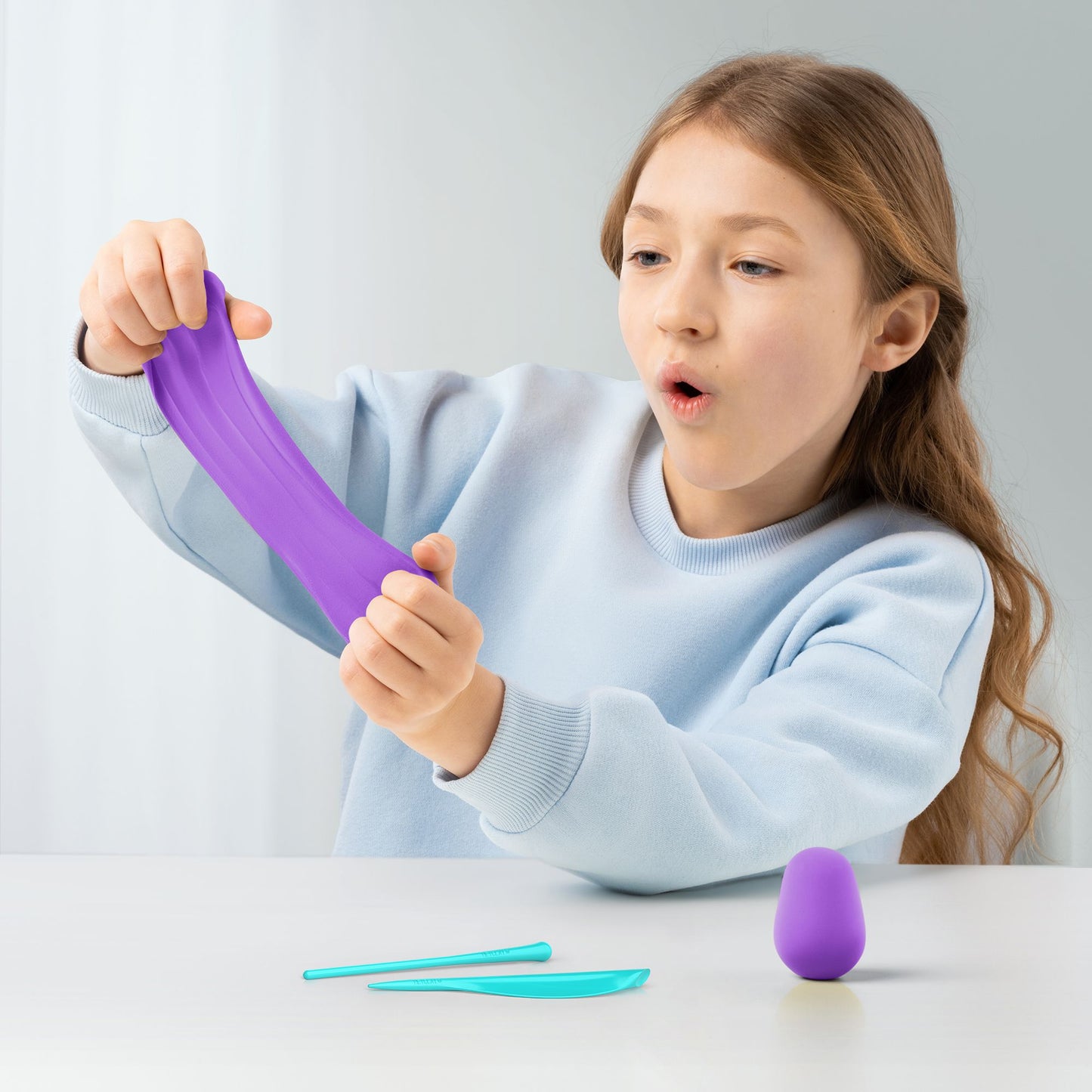 niña modelando plastilina Hey Clay unicornio Sunny 