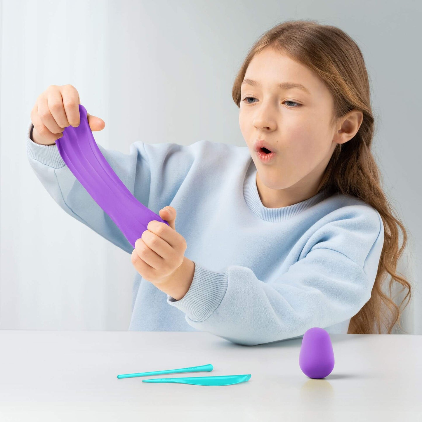 niño modelando con plastilina Hey Clay 
