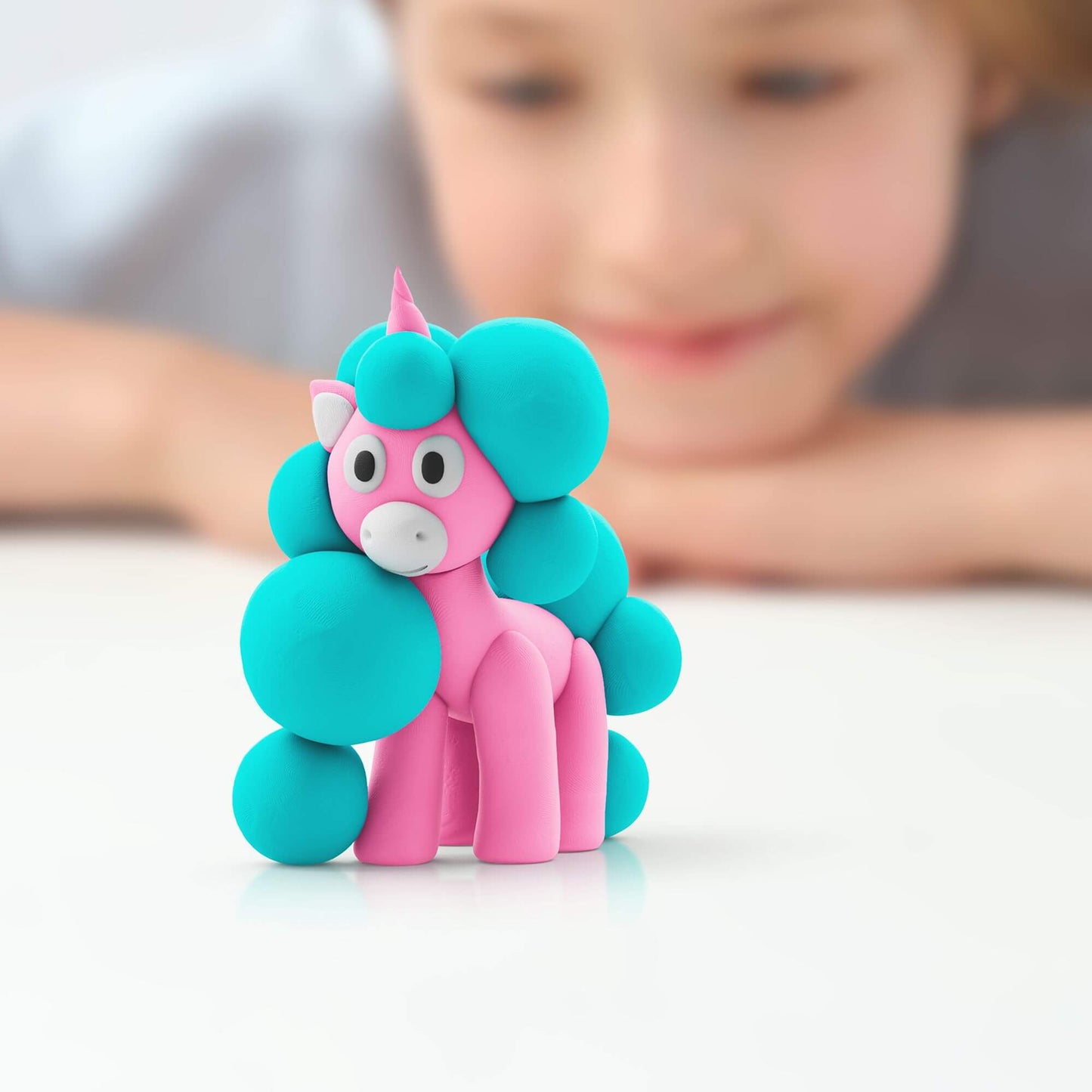 figura de unicornio terminada y seca con plastilina Hey Clay