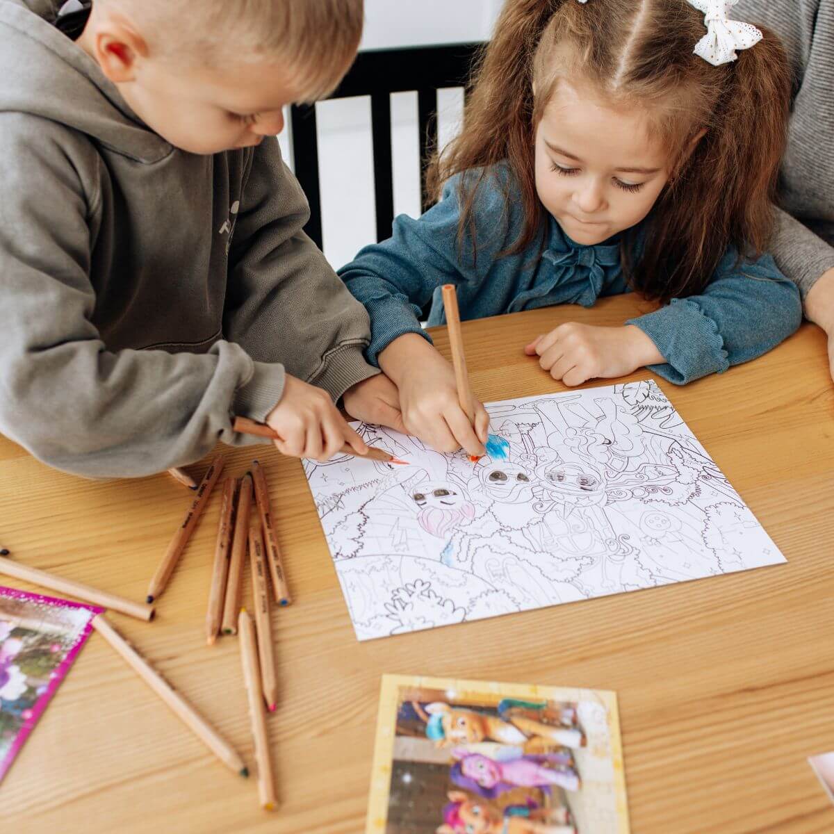 Niños pintando el puzzle 2 en 1 para colorear My Little Pony Amigas