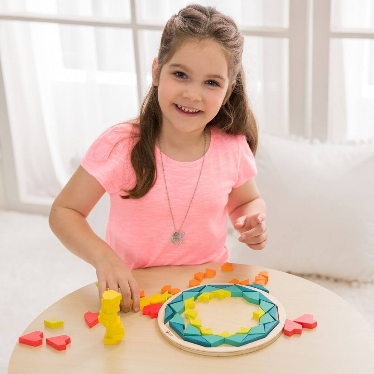 Niña mostrando su mandala creado con el Puzzle Mandala de madera de Classic World