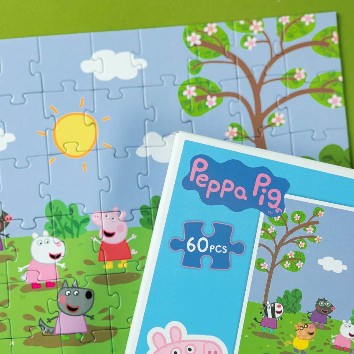 Detalle de la caja del puzzle Peppa Pig Amigos saltando en el barro de 60 piezas para niños a partir de 4 años
