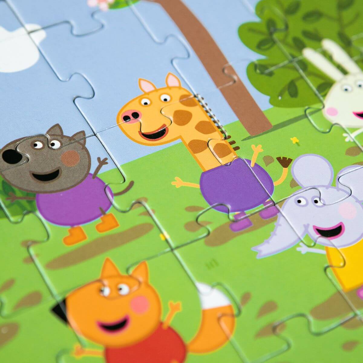 Detalle de las piezas del puzzle Peppa Pig Amigos saltando en el barro de 60 piezas para niños a partir de 4 años