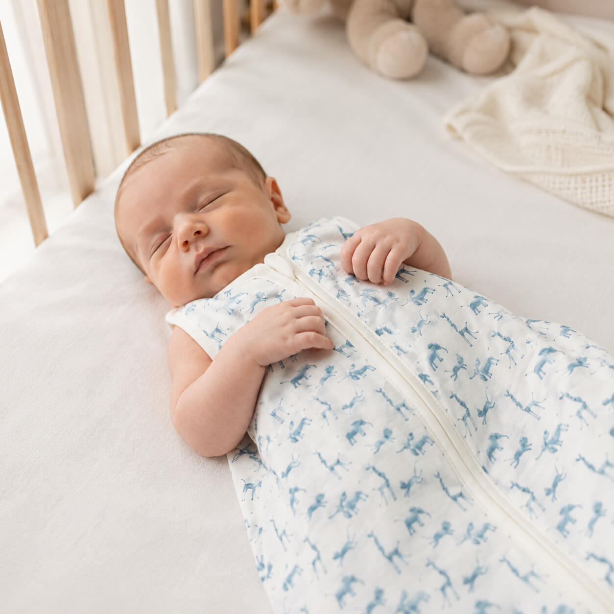 bebé durmiendo con saco de dormir de verano Baobab Animales TOG 1 Moulin Roty
