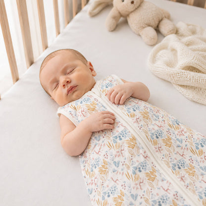 bebé durmiendo con saco de dormir de verano Moulin Roty motivo flores 
