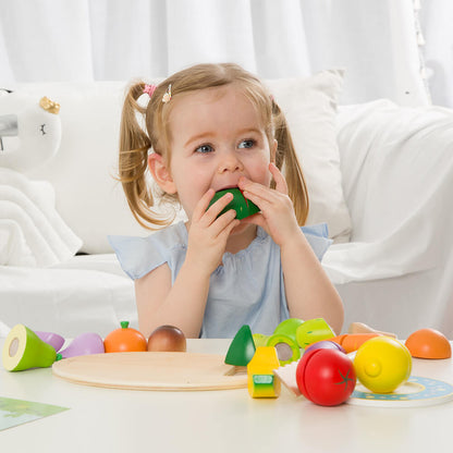 niño cortando frutas de madera Classic World